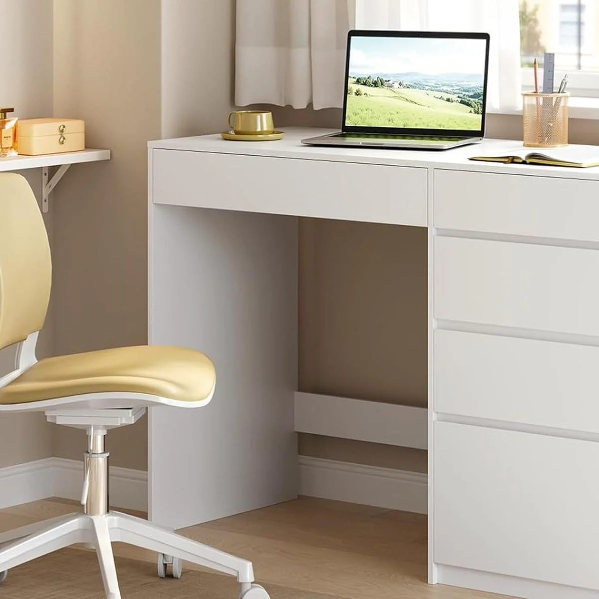 Sin el espejo, un escritorio: ordenador portátil y silla de oficina