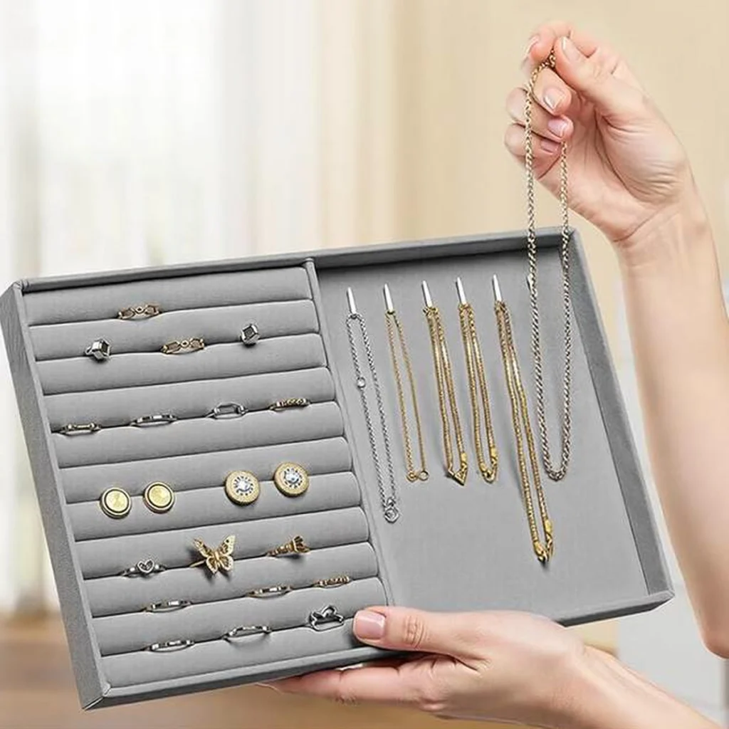 El joyero de terciopelo del tocador: anillos, pendientes y collares