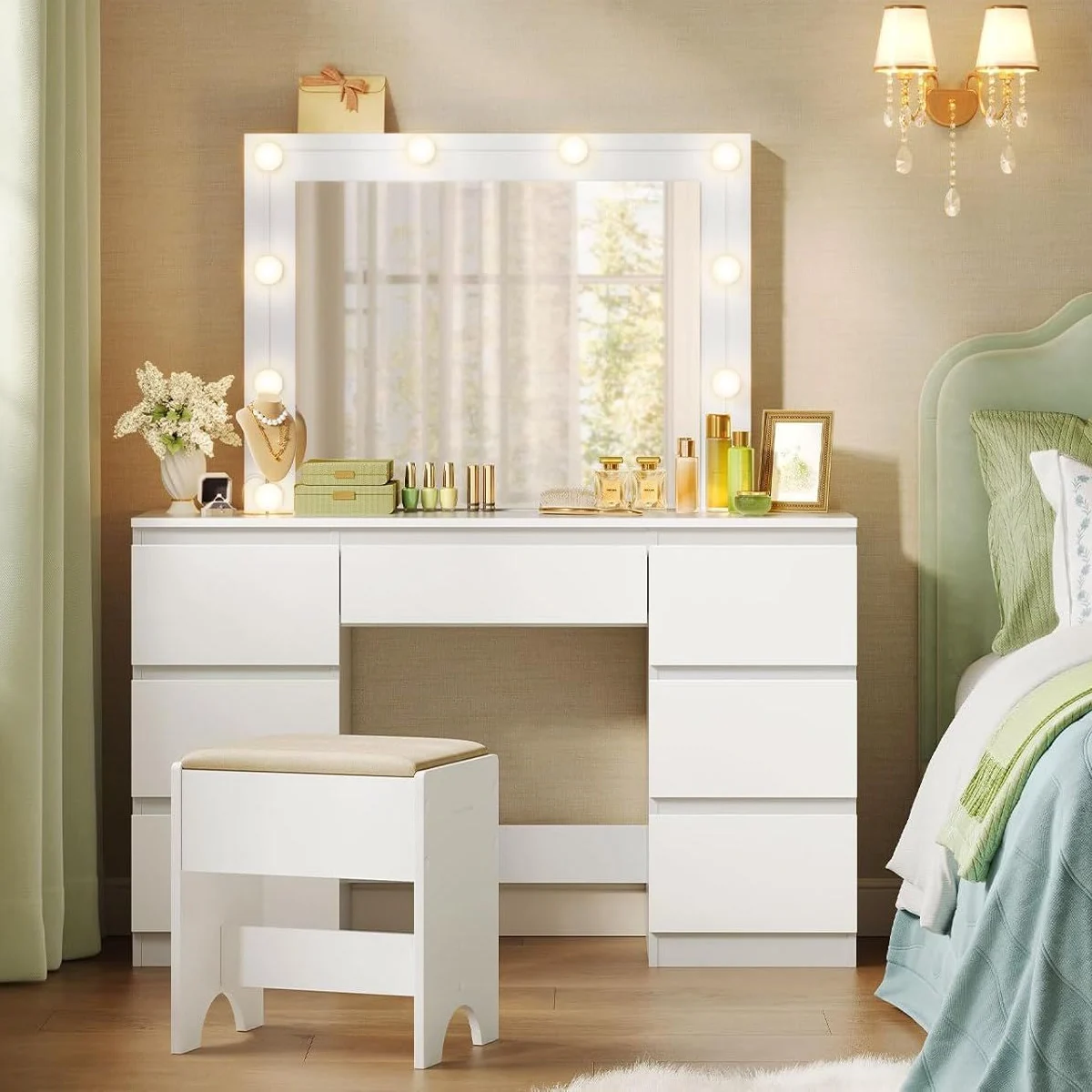 Tocador de maquillaje blanco de 107 cm con espejo estilo Hollywood en un dormitorio, con las bombillas encendidas