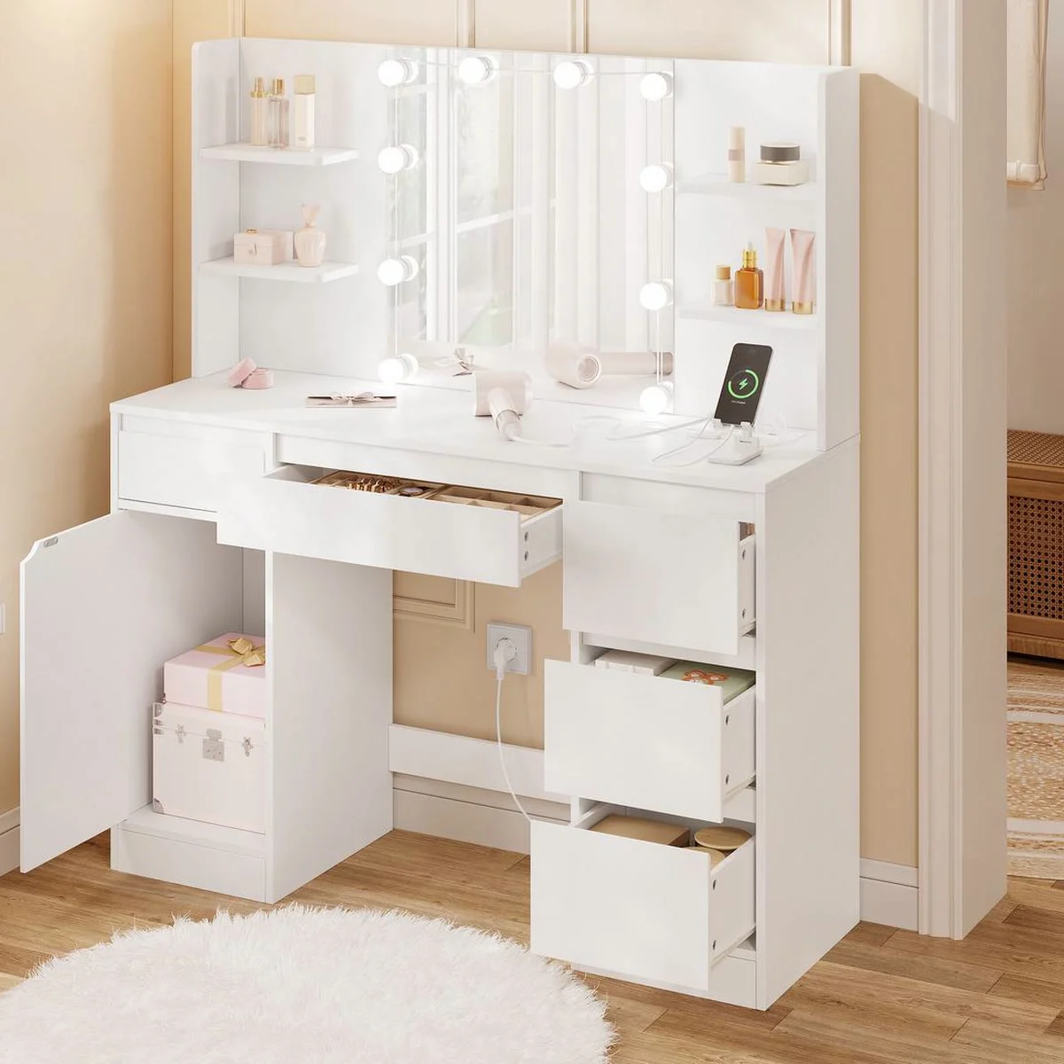 Tocador de maquillaje blanco de 110 cm con espejo estilo Hollywood en un dormitorio, con los cajones y el armario abiertos