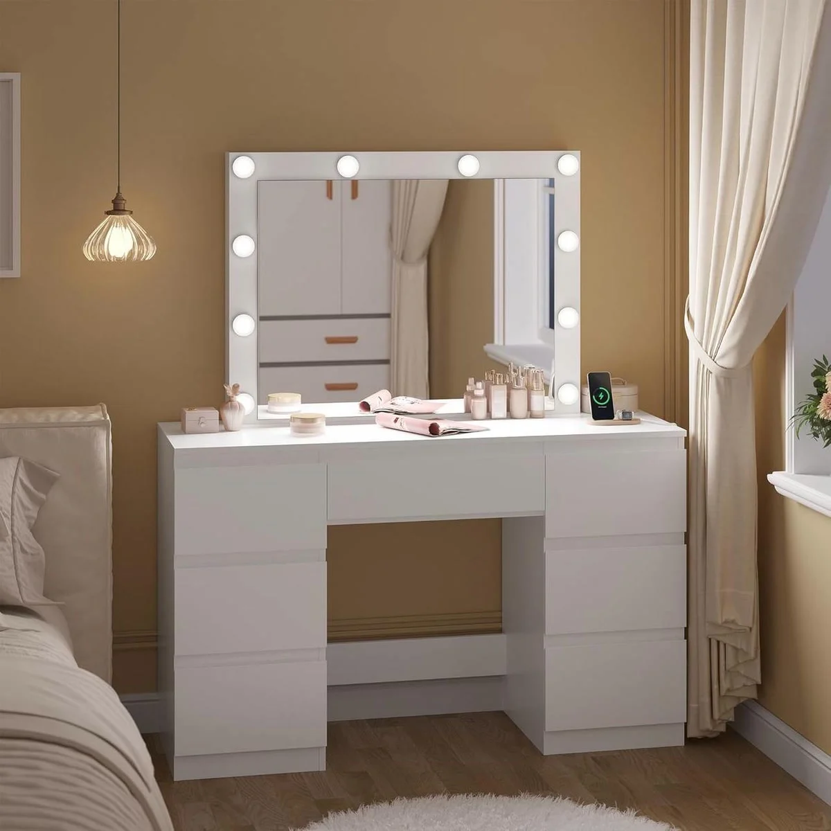 Tocador de maquillaje blanco de 110 cm con espejo estilo Hollywood en un dormitorio: 10 bombillas y 7 cajones