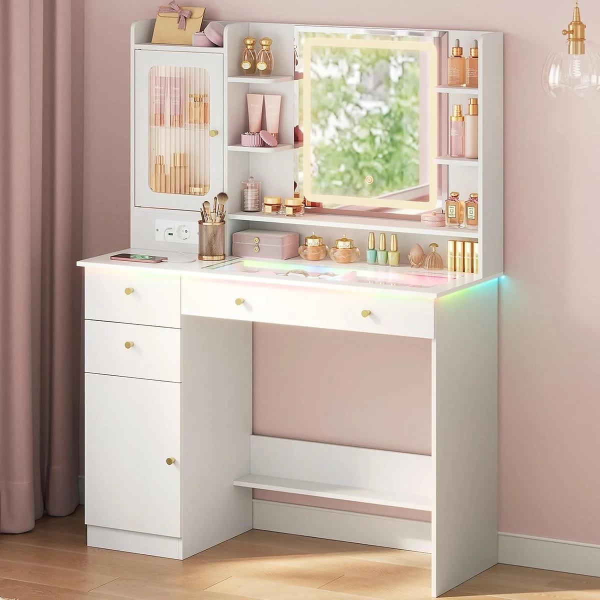 Tocador de maquillaje blanco de 104 cm en un dormitorio, con el espejo LED encendido y la encimera de cristal iluminada