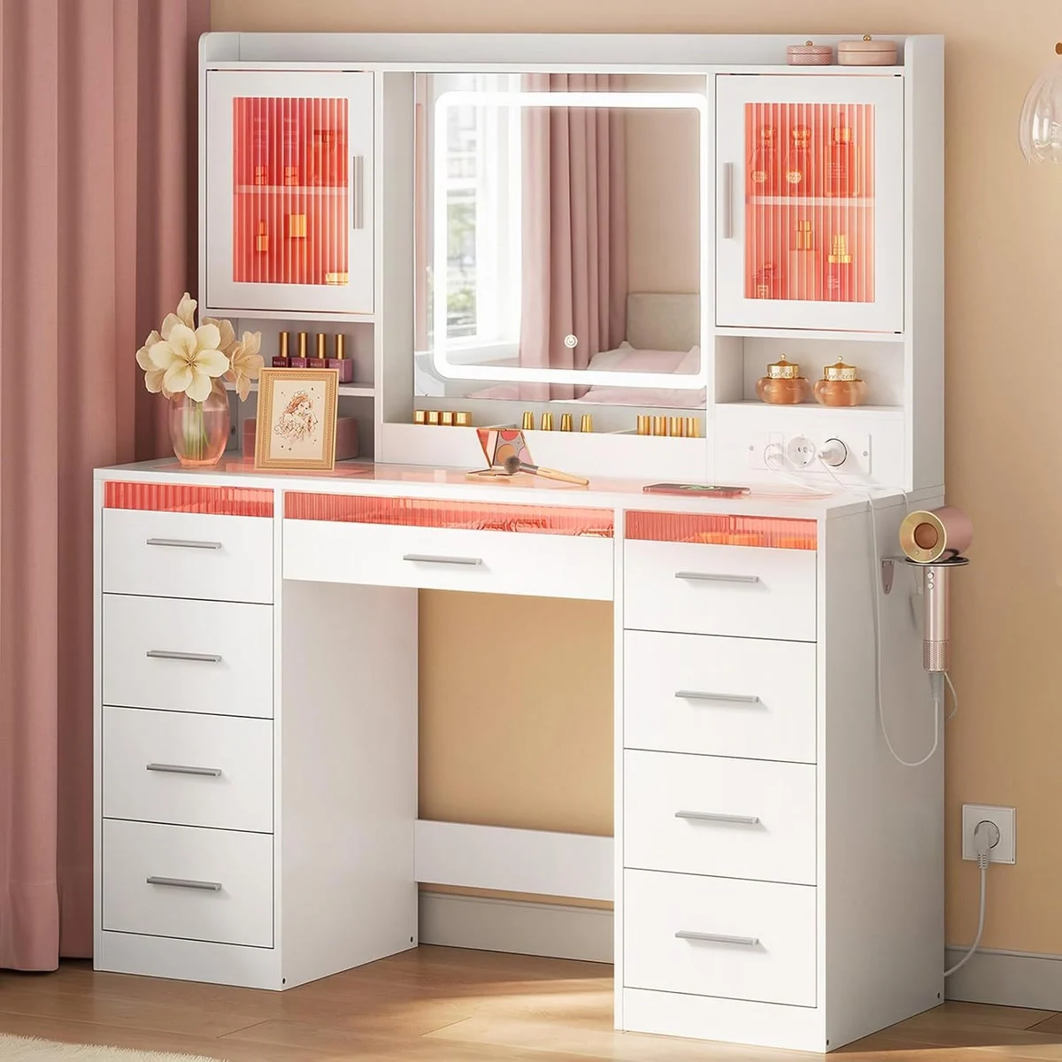 Tocador de maquillaje blanco de 107 cm en un dormitorio, con el espejo LED y los armarios iluminados
