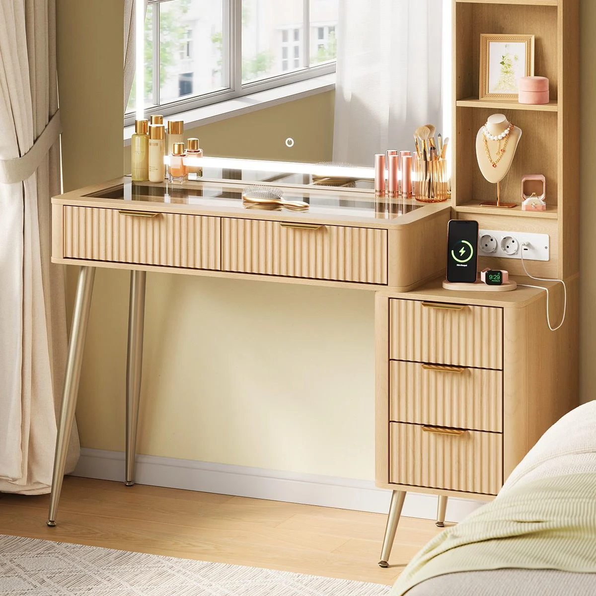 Tocador de maquillaje efecto madera clara en un dormitorio, con encimera de cristal, cómoda y espejo LED encendido
