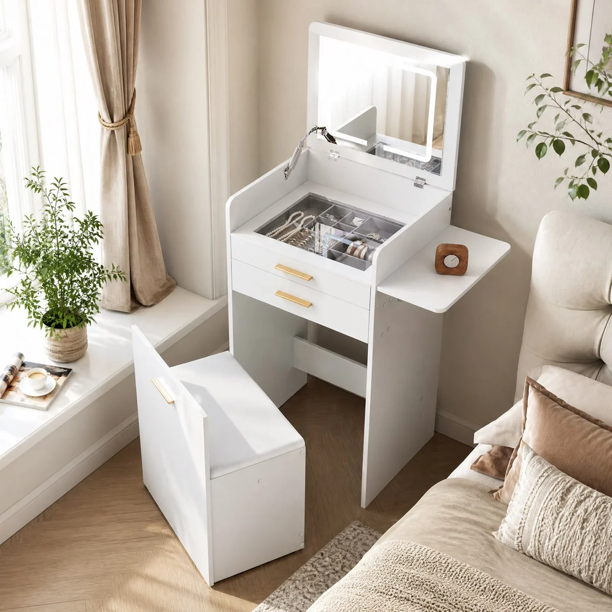 Tocador de maquillaje compacto blanco de 50 cm en un dormitorio, con el espejo LED levantado y el taburete debajo