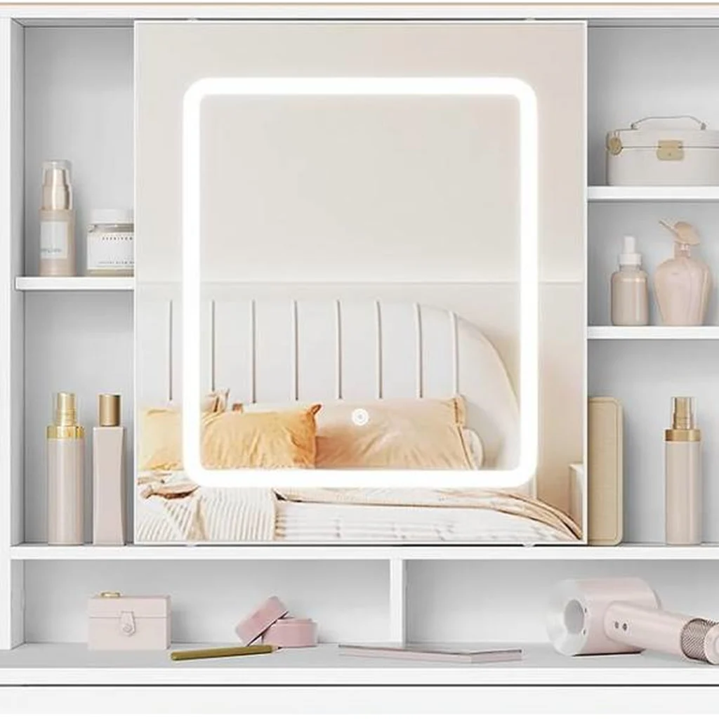 El espejo LED de 45 × 52 cm encendido, entre los huecos
