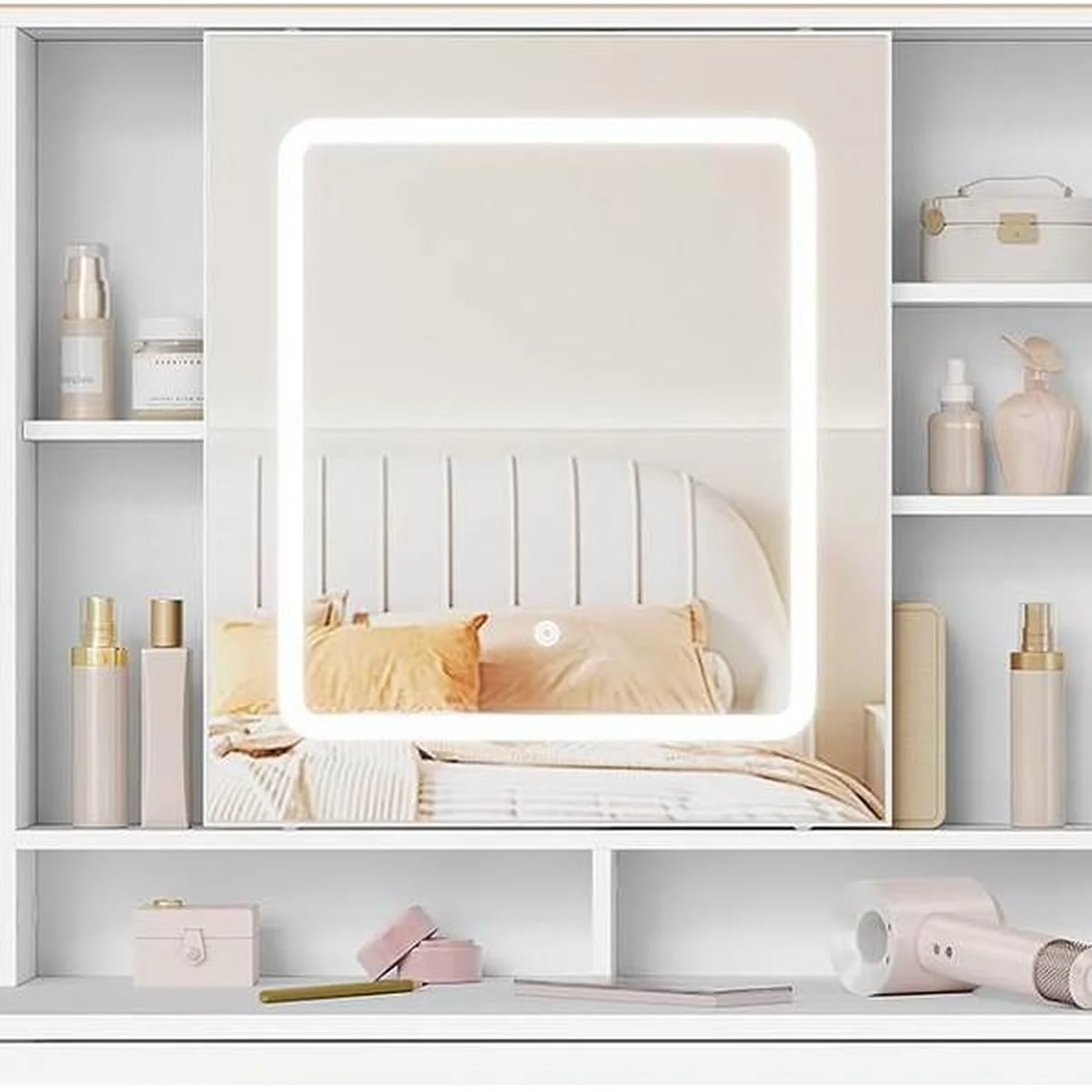 El espejo LED de 45 × 52 cm encendido, entre los huecos