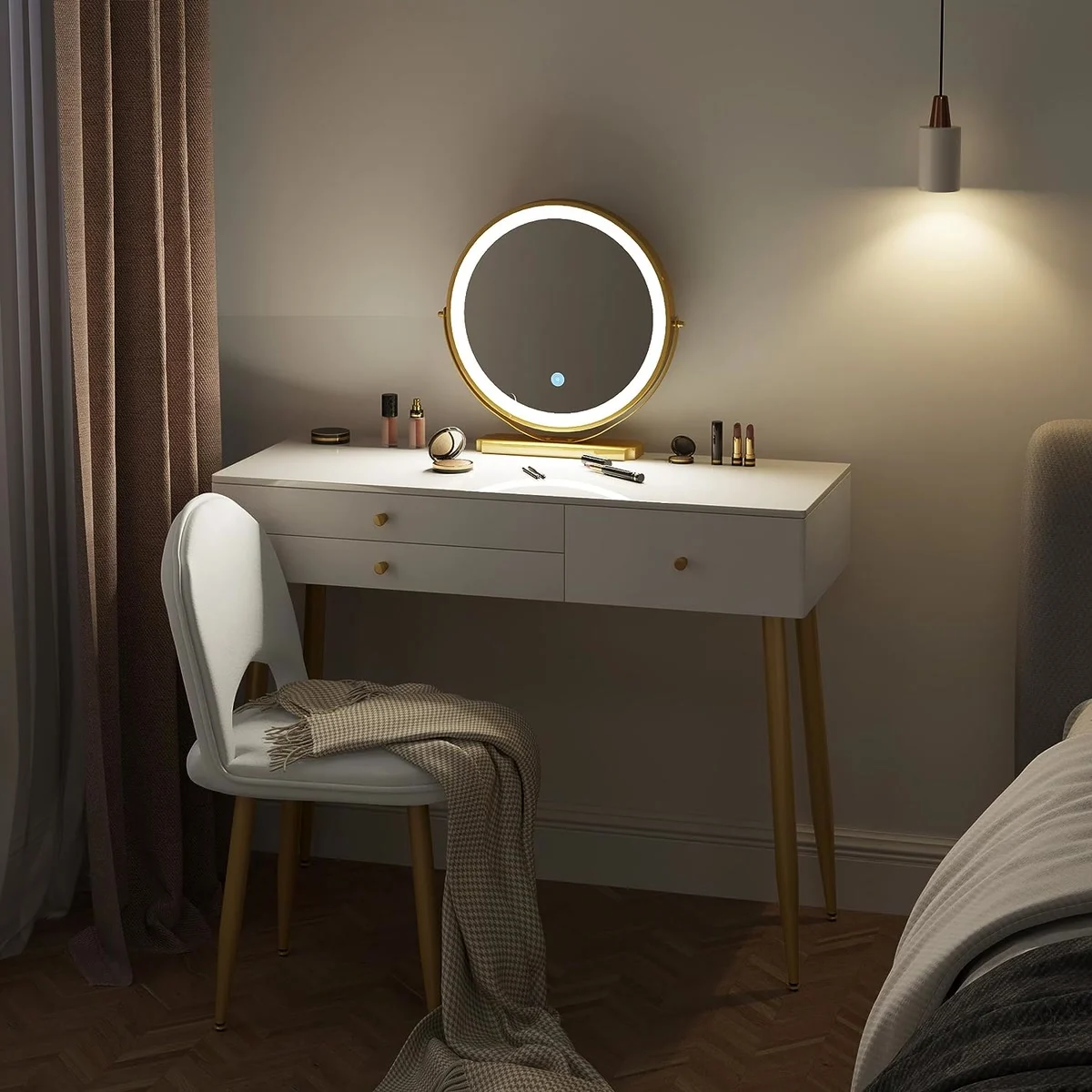 Tocador de maquillaje blanco con patas doradas por la noche, con el espejo redondo con luz encendido y la silla de terciopelo