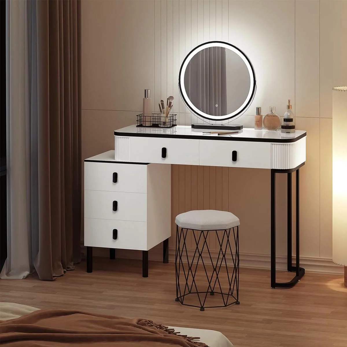 Tocador de maquillaje blanco y negro con espejo redondo con luz encendido, cómoda y taburete de terciopelo