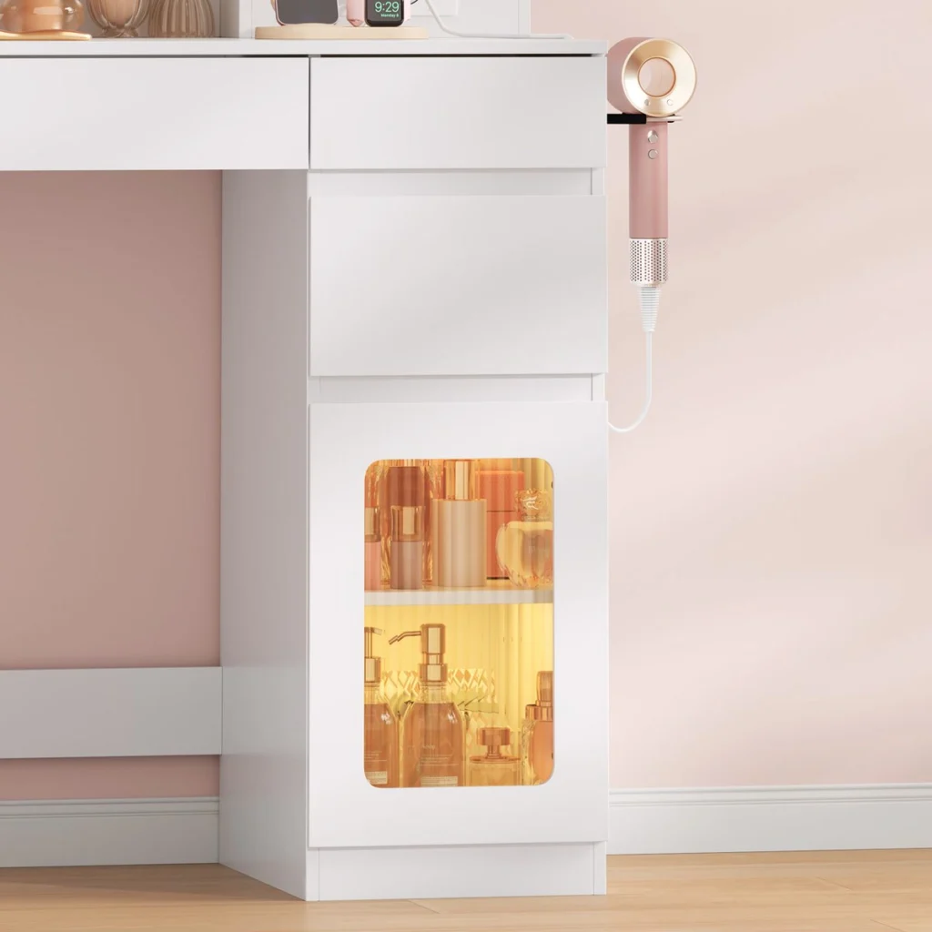 Un armario del tocador con su puerta acrílica iluminada y el soporte para el secador
