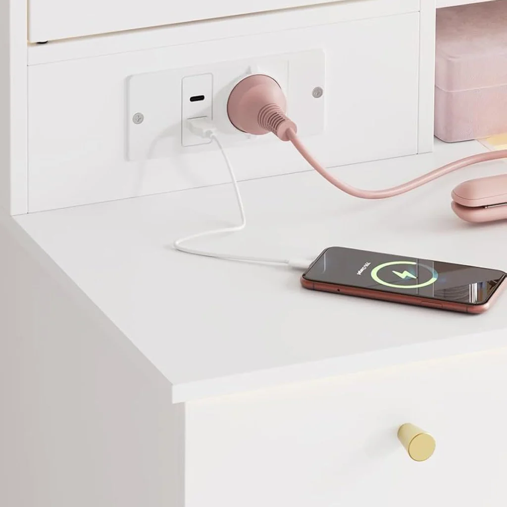 El enchufe integrado: toma de corriente y puertos USB-A y USB-C