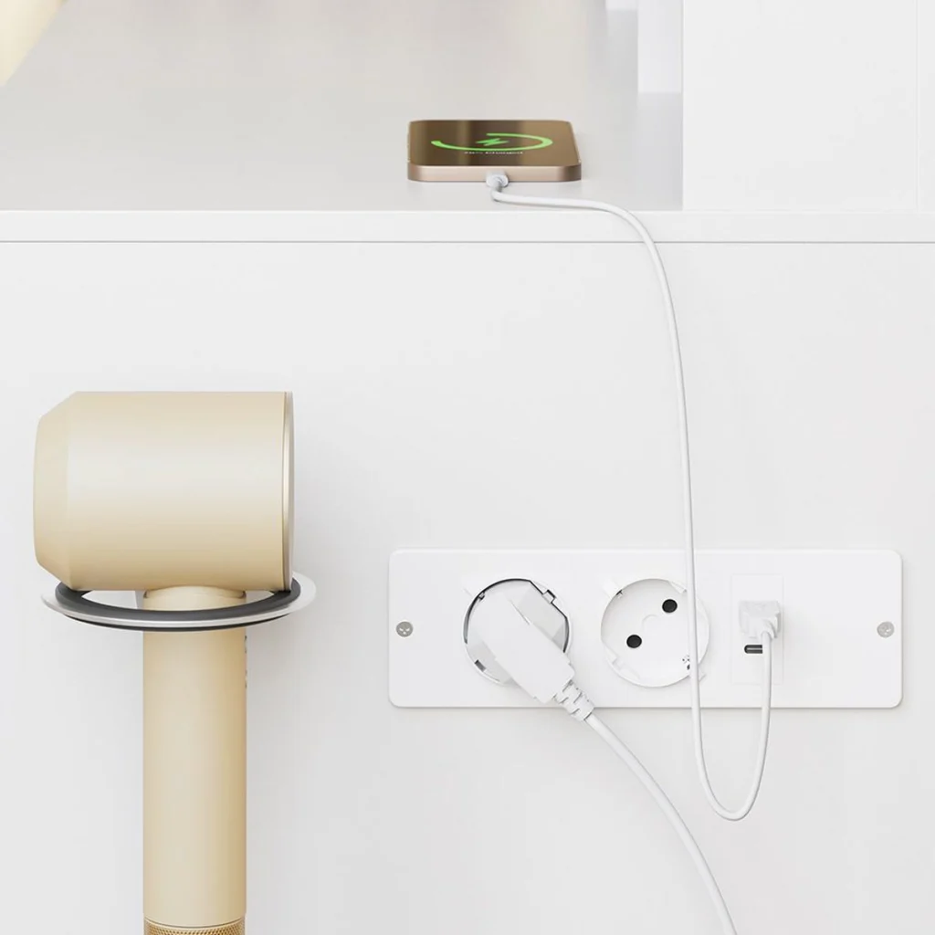 La regleta con enchufes y USB en el lateral del tocador y el soporte para el secador