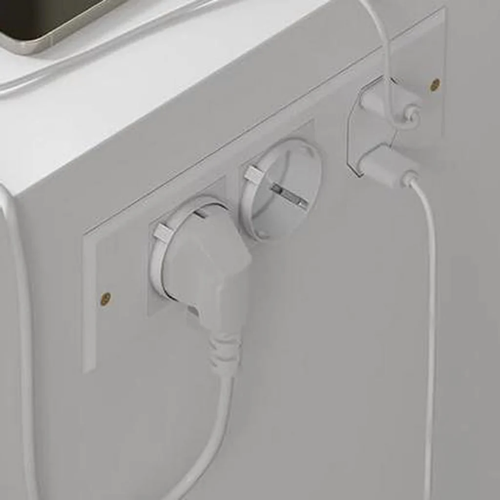 La regleta del lateral derecho: 2 enchufes, un puerto USB-A y un puerto USB-C