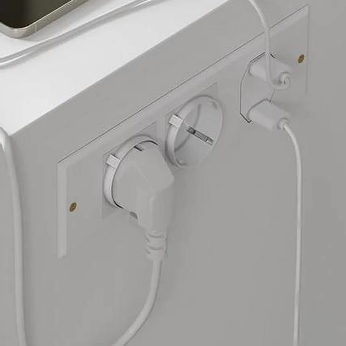 La regleta del lateral derecho: 2 enchufes, un puerto USB-A y un puerto USB-C