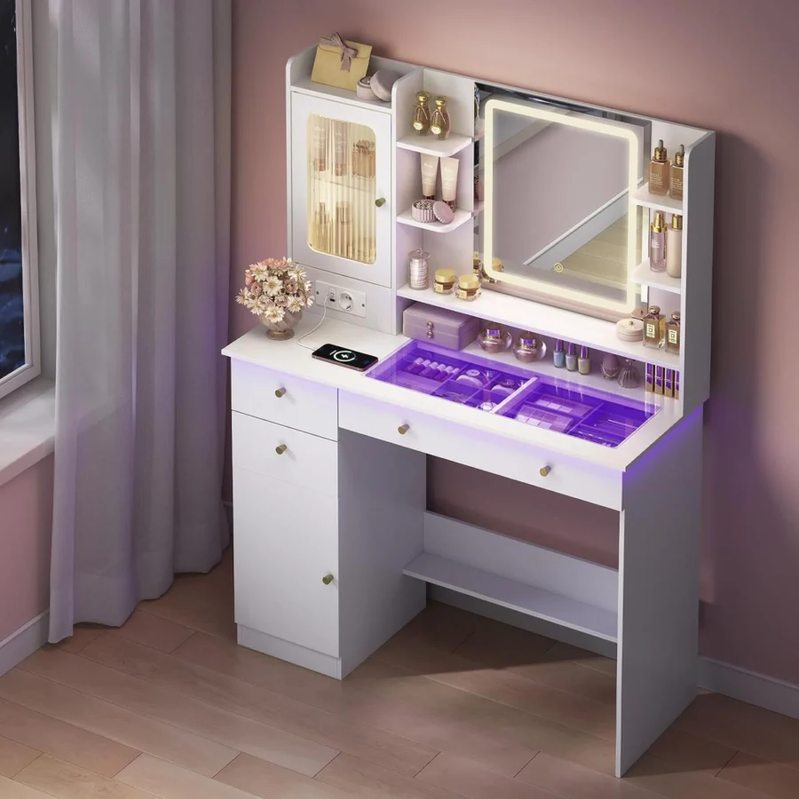 La encimera de cristal iluminada en violeta, con el joyero debajo