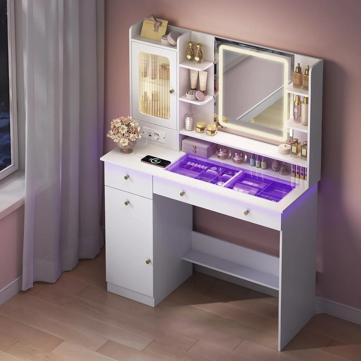 La encimera de cristal iluminada en violeta, con el joyero debajo