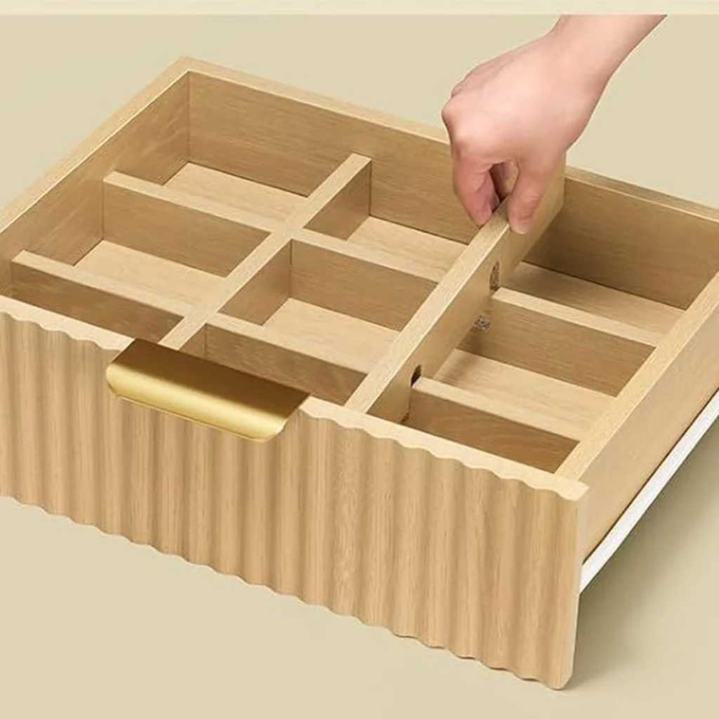 Un cajón del tocador con 9 compartimentos y sus separadores extraíbles