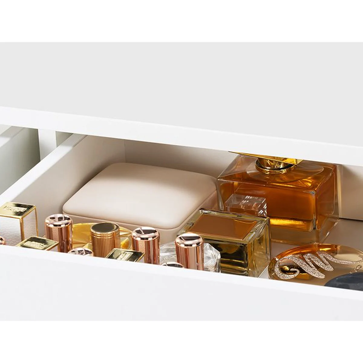 Un cajón del tocador abierto, lleno de productos de belleza