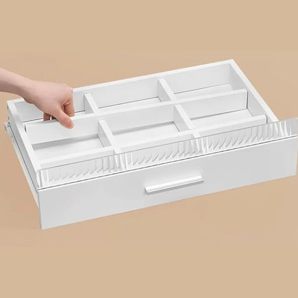Un cajón del tocador con sus compartimentos extraíbles