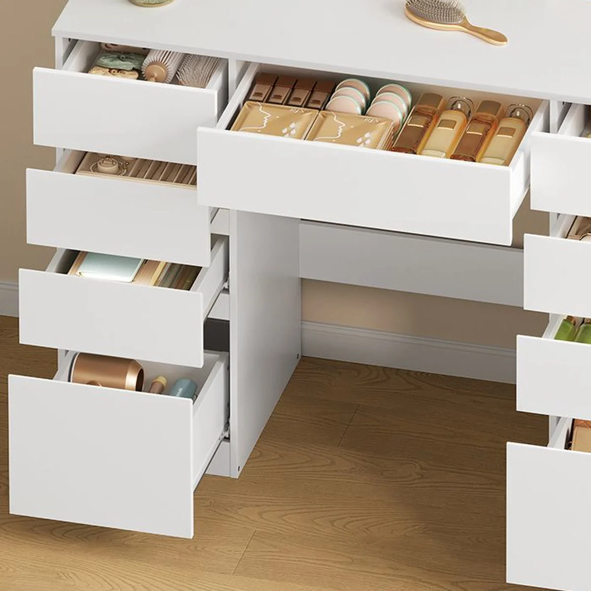 Los cajones del tocador abiertos, llenos de maquillaje
